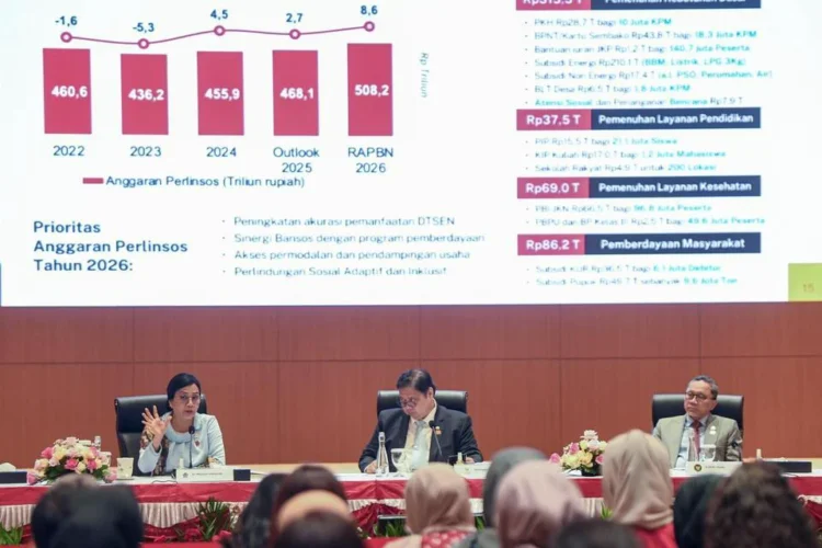 Menteri Koordinator Bidang Perekonomian Airlangga Hartarto (tengah) bersama Menteri Keuangan Sri Mulyani (kiri) dan Menteri Koordinator Bidang Pangan Zulkifli Hasan (kanan) memberikan keterangan kepada wartawan terkait RAPB dan Nota Keuangan Tahun Anggaran 2026 di Jakarta, Jumat (15/8/2025). Dalam konferensi pers itu disebutkan proyeksi pendapatan negara 2026 mencapai Rp3.147,7 triliun atau tumbuh 9,8 persen dibanding outlook 2025 sementara belanja negara direncanakan sebesar Rp3.786,5 triliun, naik 7,3 persen. Katadata.co.id
