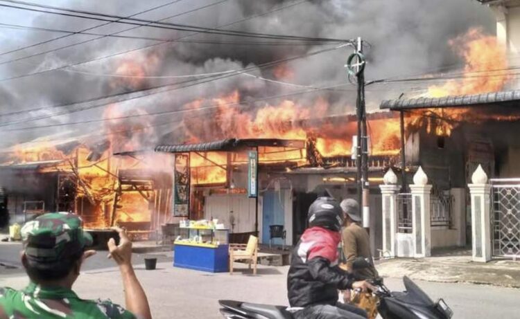Sebanyak 10 unit rumah dan toko (ruko) di Keude Jungka Gajah, Kecamatan Meurah Mulia, Kabupaten Aceh Utara, terbakar habis pada Kamis (9/1/2025). Foto: Kompas.