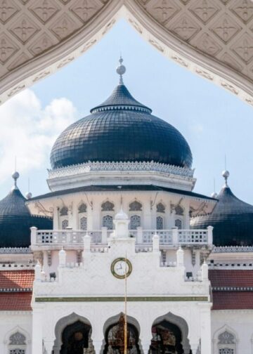 Stunning view of Baiturrahman Grand Mosque in Banda Aceh, showcasing its elegant domes and intricate details.