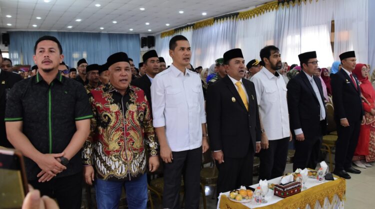 Gubernur Aceh, Sekda Aceh, Wakil Ketua III DPRA dan sejumlah anggota DPRA menyaksikan pelantikan Mursyid sebagai Sekda Aceh Tengah. Foto: Humas Pemkab Aceh Tengah.