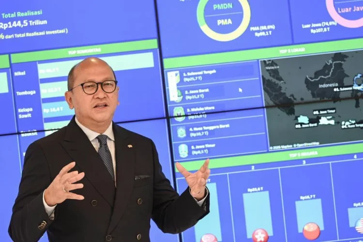 Menteri Investasi dan Hilirisasi/Kepala Badan Koordinasi Penanaman Modal (BKPM) Rosan Perkasa Roeslani memaparkan realisasi investasi triwulan II 2025 di Kantor Kementerian Investasi dan Hilirisasi/BKPM, Jakarta, Selasa (29/7/2025). Rosan Roeslani mengungkapkan realisasi investasi pada triwulan II tahun 2025 mencapai Rp477,7 triliun atau meningkat 11,5 persen dari periode sama pada tahun sebelumnya yakni sebesar Rp428,4 triliun.