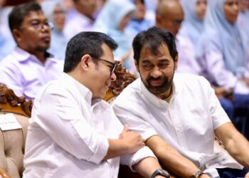 Gubernur Aceh Muzakir Manaf menghadiri serta menyampaikan sambutan pada Pelantikan Pengurus KAGAMA Aceh Periode 2025–2030 yang dilantik oleh Wamenkomdigi (Sekjen PP KAGAMA) Nezar Patria di Anjong Mon Mata, Banda Aceh. Foto: AJNN/Humas Pemerintah Aceh.