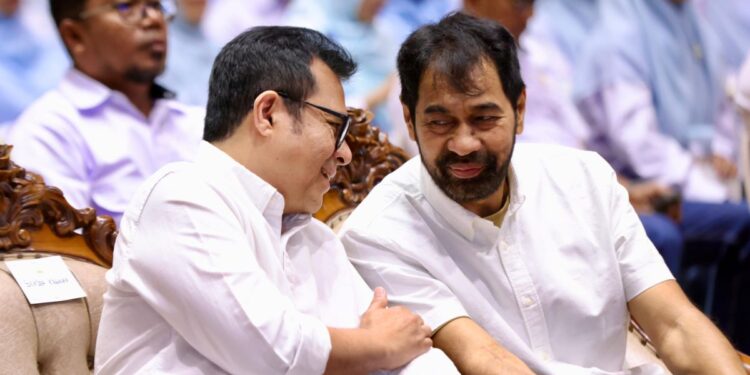 Gubernur Aceh Muzakir Manaf menghadiri serta menyampaikan sambutan pada Pelantikan Pengurus KAGAMA Aceh Periode 2025–2030 yang dilantik oleh Wamenkomdigi (Sekjen PP KAGAMA) Nezar Patria di Anjong Mon Mata, Banda Aceh. Foto: AJNN/Humas Pemerintah Aceh.