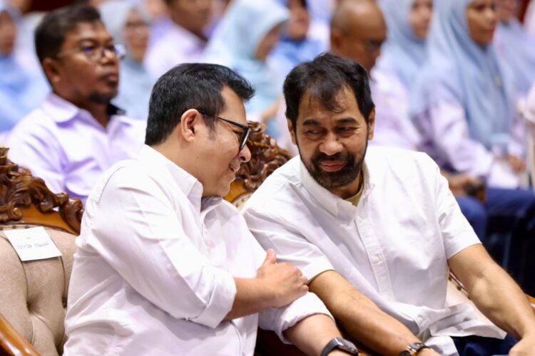 Gubernur Aceh Muzakir Manaf menghadiri serta menyampaikan sambutan pada Pelantikan Pengurus KAGAMA Aceh Periode 2025–2030 yang dilantik oleh Wamenkomdigi (Sekjen PP KAGAMA) Nezar Patria di Anjong Mon Mata, Banda Aceh. Foto: AJNN/Humas Pemerintah Aceh.