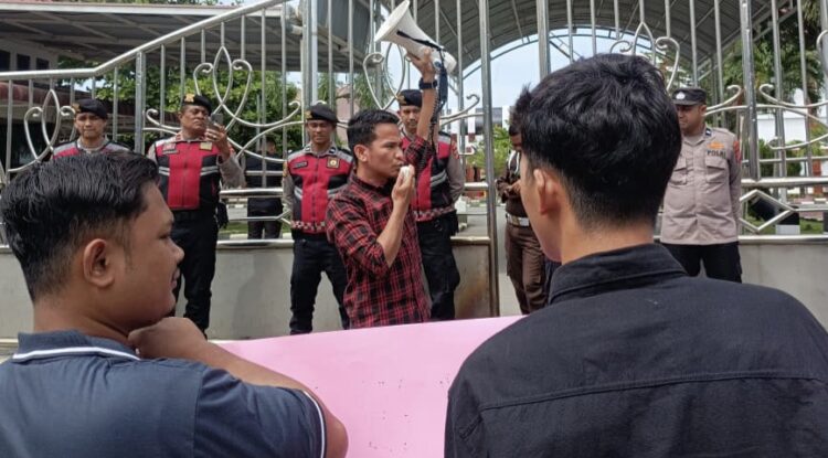 BEM-TR DPP protests at the Aceh Attorney General's office. Photo: Ajnn.net