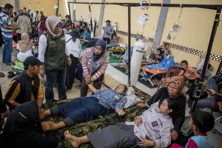 Siswa korban keracunan usai menyantap menu makan bergizi gratis (MBG) menjalani perawatan medis di Posko Penanganan di Kantor Kecamatan Cipongkor, Kabupaten Bandung Barat, Jawa Barat, Rabu (24/9/2025).