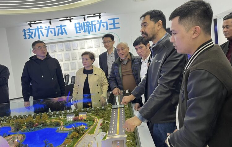 Gubernur Aceh bersama rombongan melakukan kunjungan kerja ke salah satu peternakan telur terbesar di Provinsi Henan, Tiongkok. Foto: Humas Pemerintah Aceh