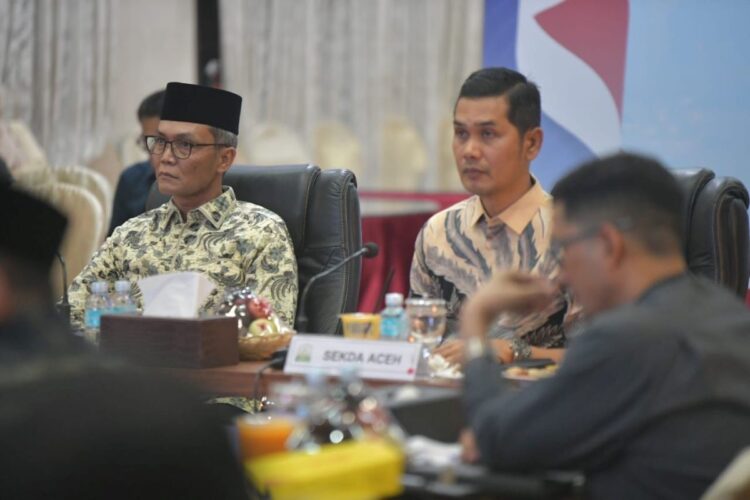 Sekda Aceh, M. Nasir, bersama forbes DPR/DPD RI asal Aceh, Banleg DPRA, para akademisi & tokoh Masyarakat Aceh, menggelar Rapat pembahasan Perubahan terhadap UU No. 11 Tahun 2006 tentang Pemerintahan Aceh (UUPA)