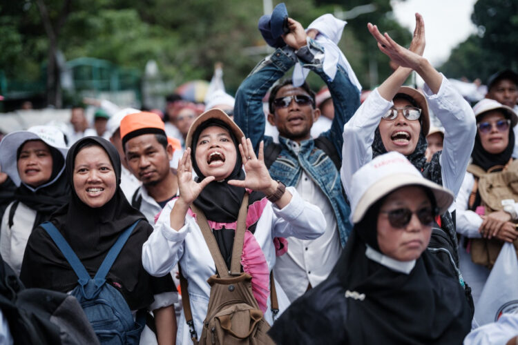 Demostran di Depan National monument (Monas) Jakarta, thejakartapost.