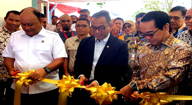 Kepala Badan Gizi Nasional, Dadan Hndayana (Kiri) Meresmikan Dapur MBG di Unhas